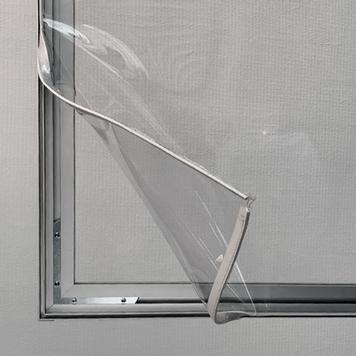Scheidingswand van aluminium stretchframe met glasheldere banner